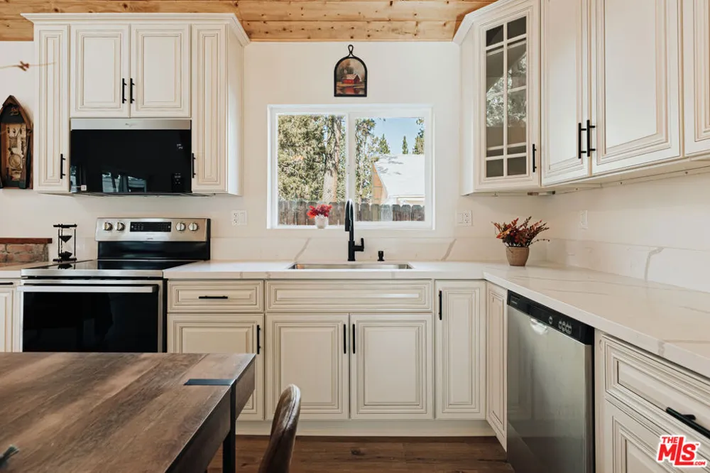 630 Victoria Lane Sugarloaf, CA 92386