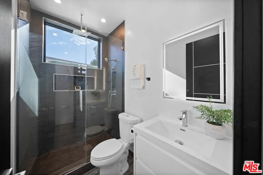 5812 Willis Avenue Sherman Oaks, CA 91411