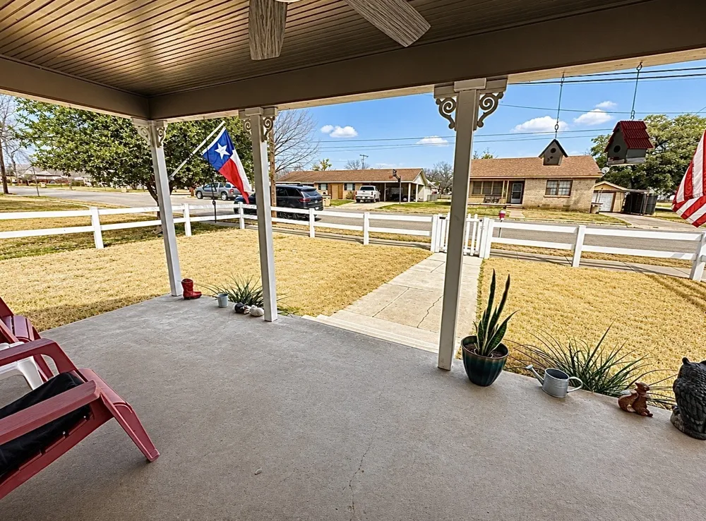 506 W Grand Avenue Comanche, TX 76442