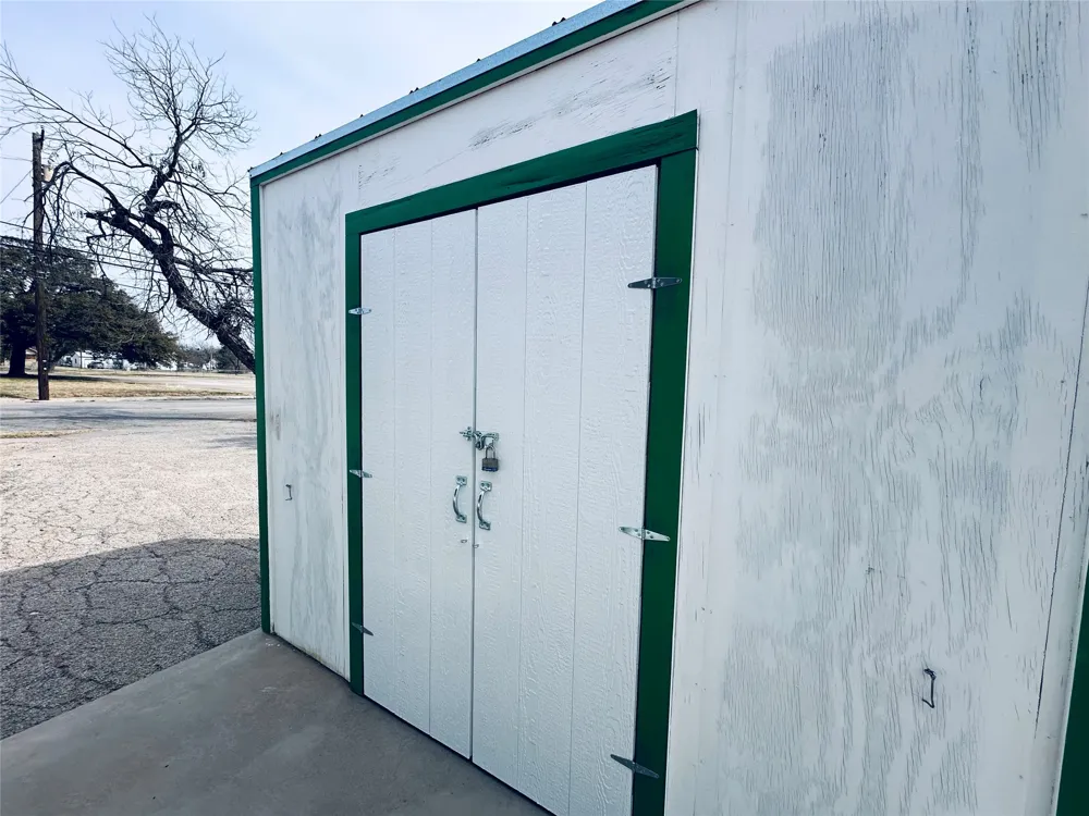 506 W Grand Avenue Comanche, TX 76442