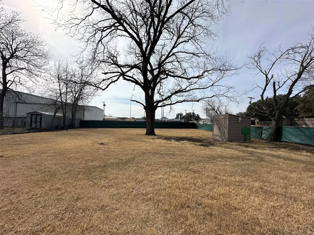 506 W Grand Avenue Comanche, TX 76442