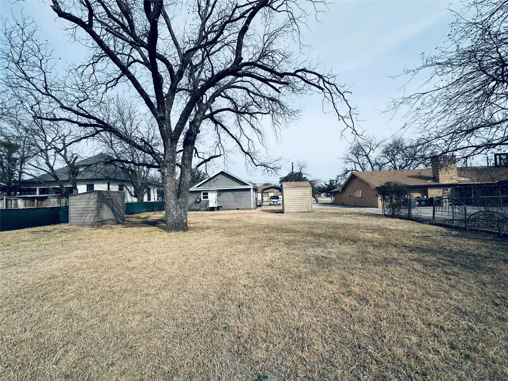 506 W Grand Avenue Comanche, TX 76442