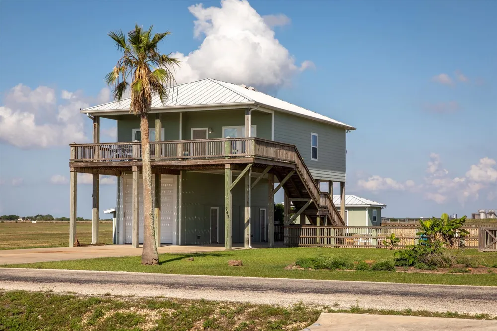 742 Bay Drive Palacios, TX 77465