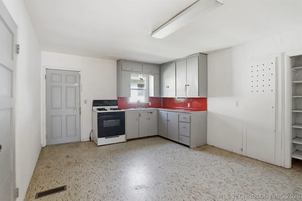 103 W 20th Street Tishomingo, OK 73460
