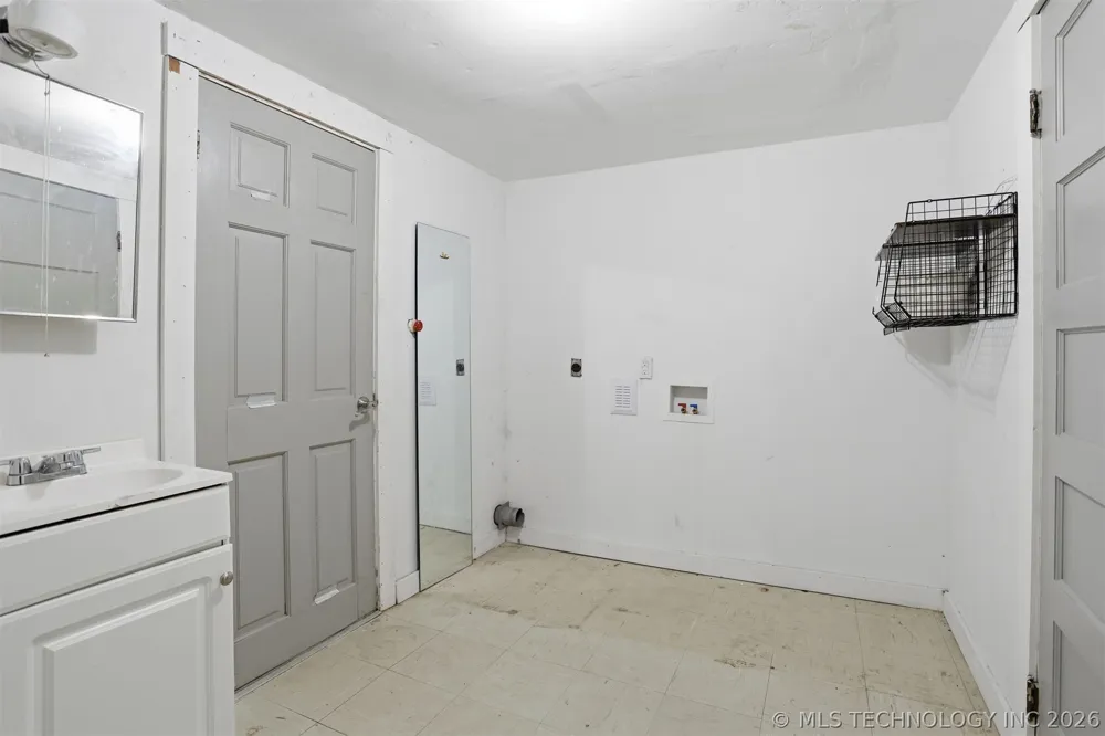 103 W 20th Street Tishomingo, OK 73460