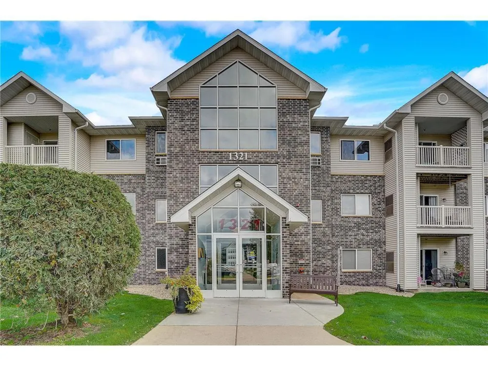 1321 Lake Drive W #111 Chanhassen, MN 55317