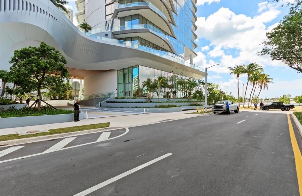175 SE 25th Rd #704 Miami, FL 33129