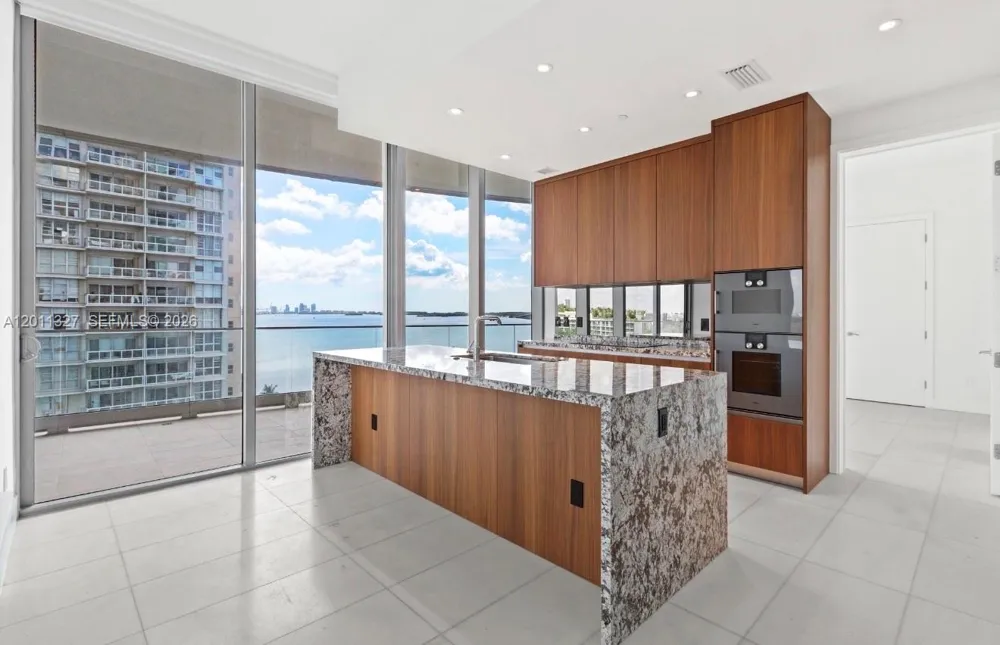 175 SE 25th Rd #704 Miami, FL 33129