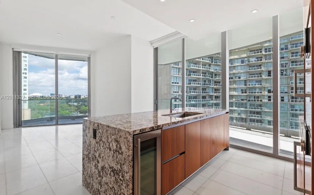 175 SE 25th Rd #704 Miami, FL 33129
