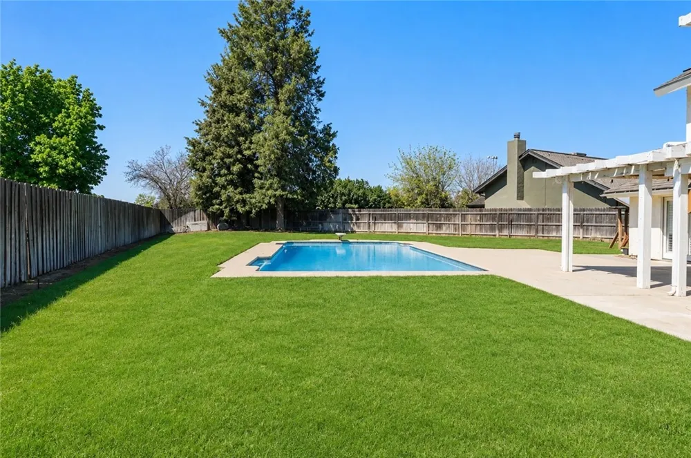 1042 Robinson Court Hanford, CA 93230
