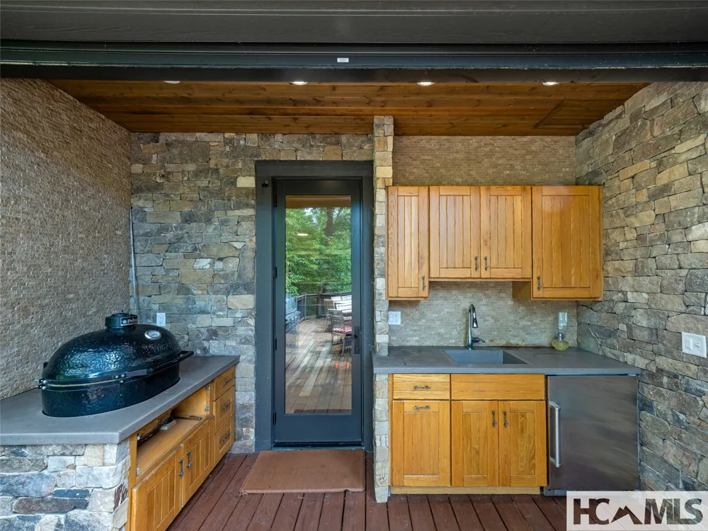 64 Bee Tree Way Lake Toxaway, NC 28747