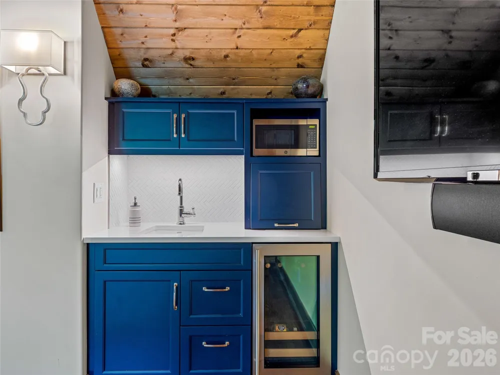 64 Bee Tree Way Lake Toxaway, NC 28747