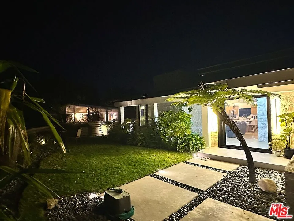 1341 Charmel Place Pacific Palisades, CA 90272