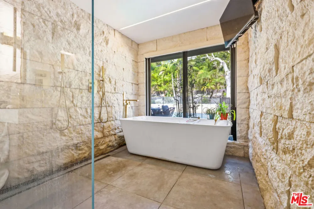 1341 Charmel Place Pacific Palisades, CA 90272