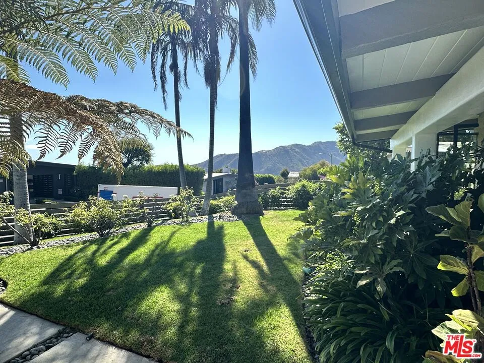 1341 Charmel Place Pacific Palisades, CA 90272