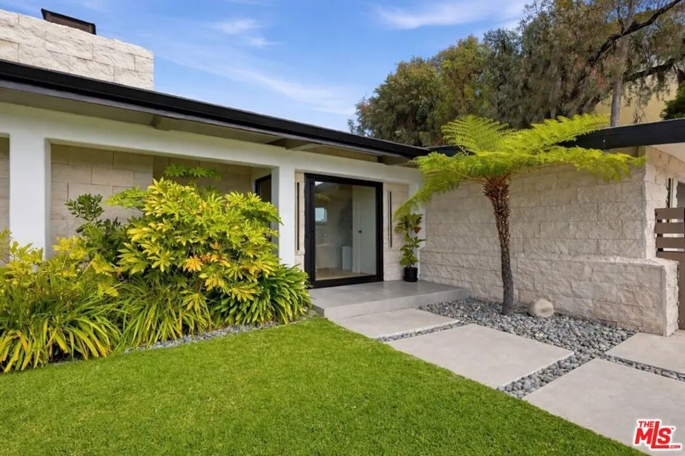 1341 Charmel Place Pacific Palisades, CA 90272