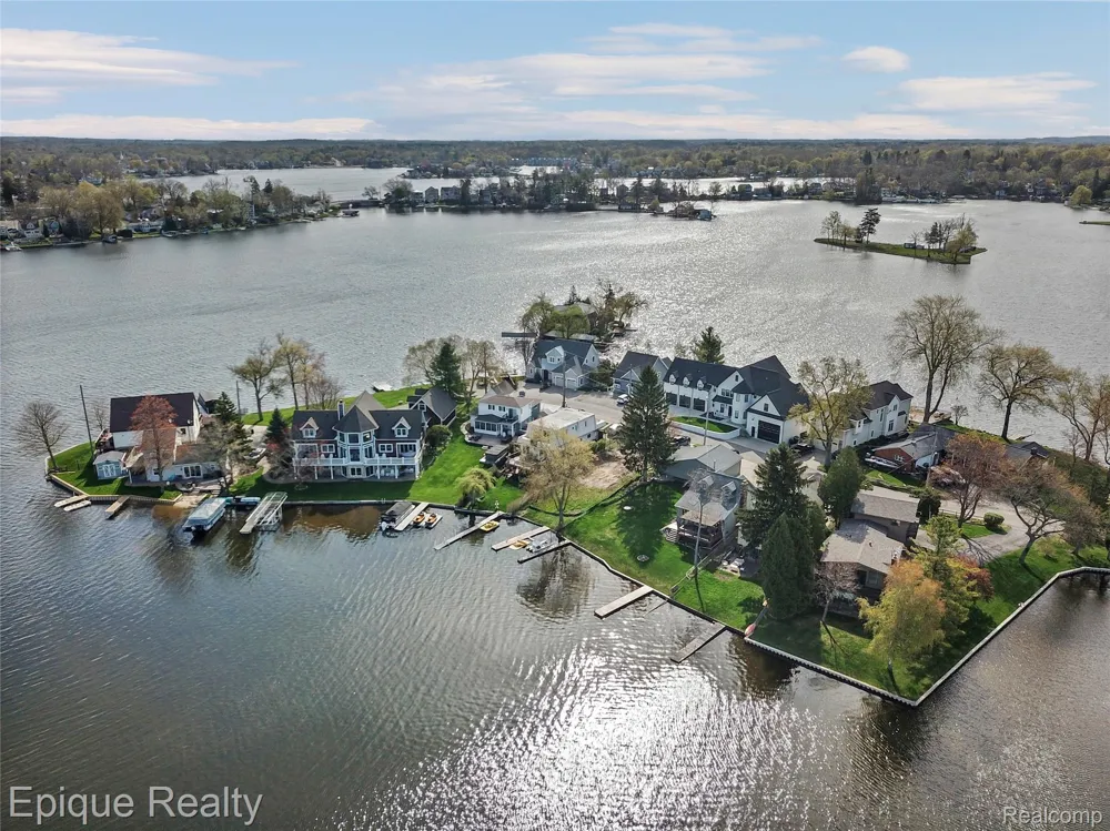296 Shady Oaks Street Orion Charter Township, MI 48362