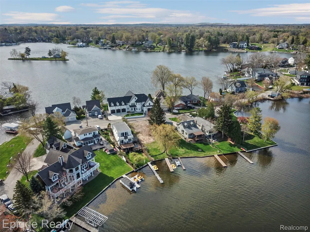 296 Shady Oaks Street Orion Charter Township, MI 48362