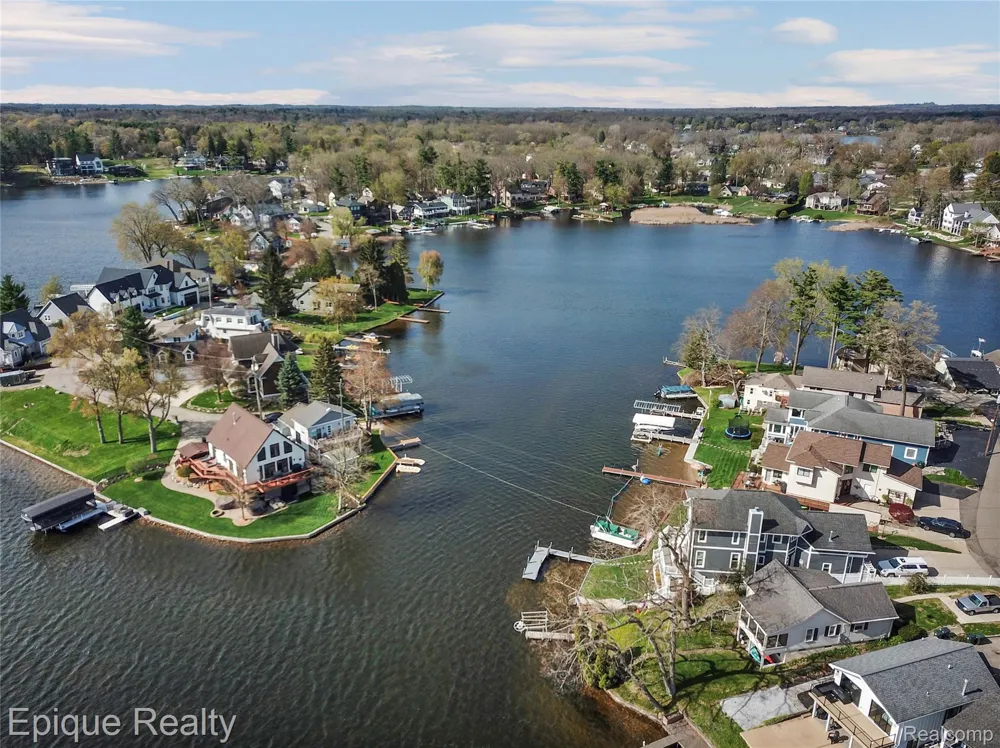 296 Shady Oaks Street Orion Charter Township, MI 48362