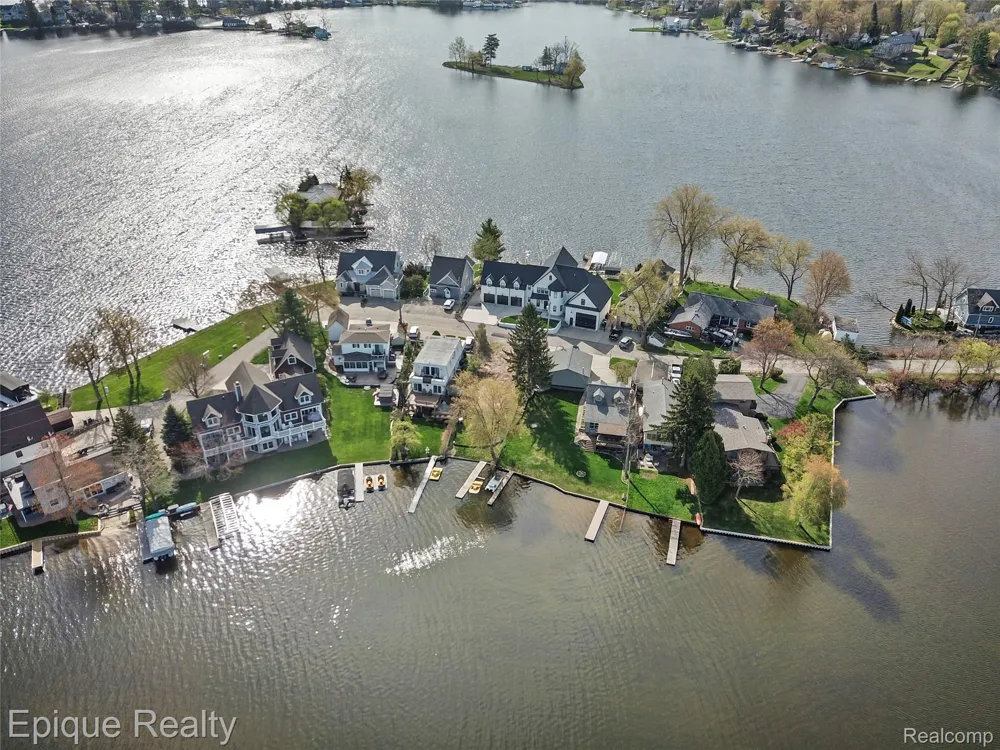 296 Shady Oaks Street Orion Charter Township, MI 48362