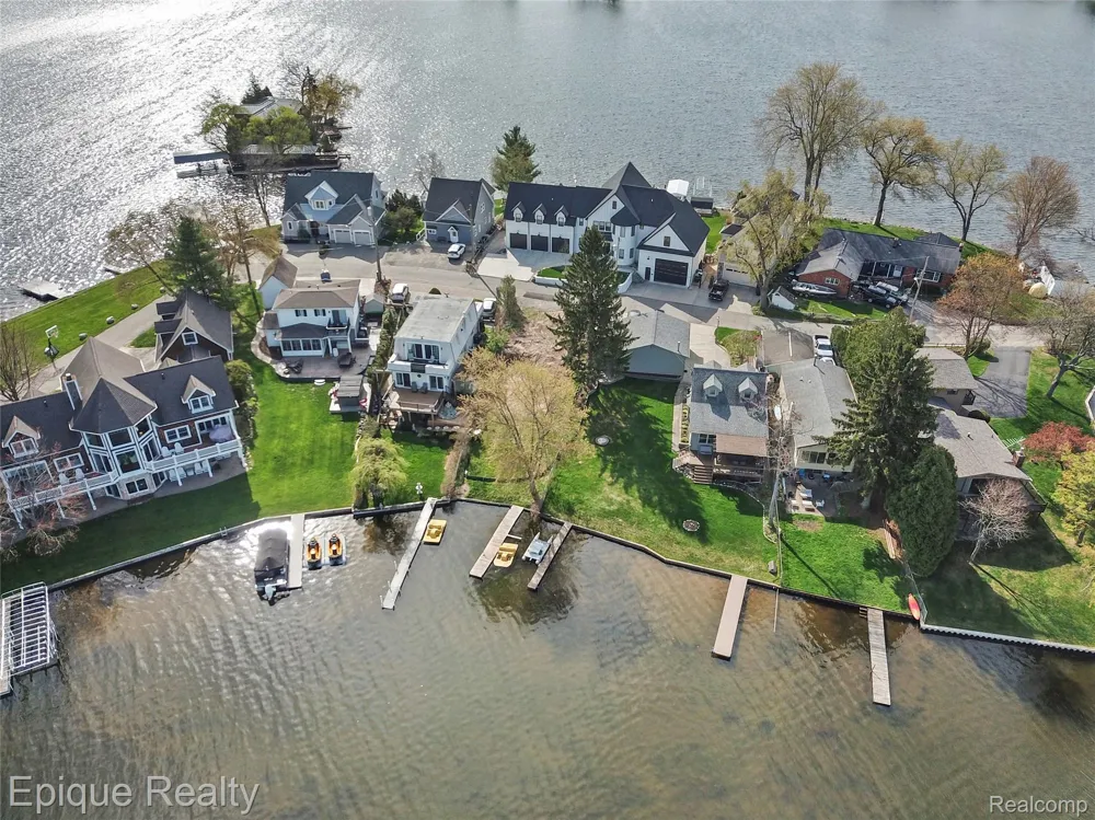 296 Shady Oaks Street Orion Charter Township, MI 48362
