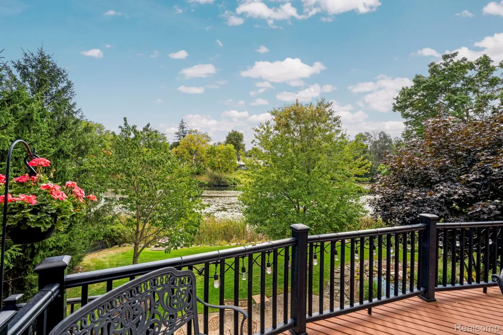 433 John R Milford Village, MI 48381