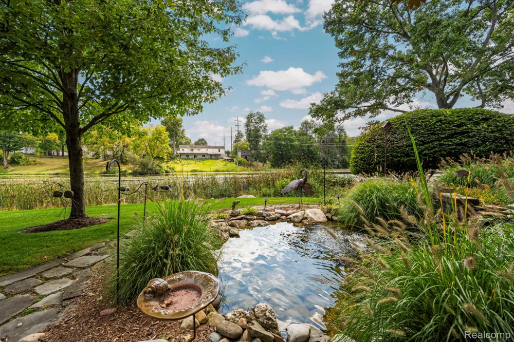 433 John R Milford Village, MI 48381