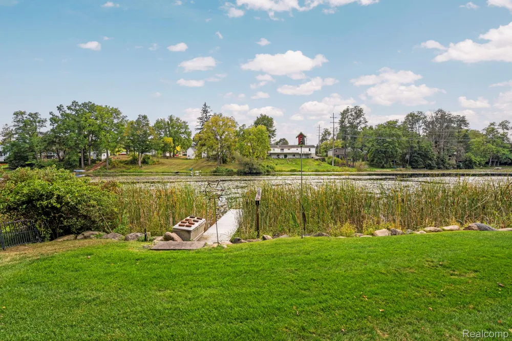 433 John R Milford Village, MI 48381