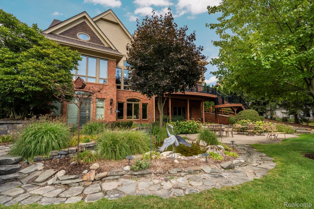 433 John R Milford Village, MI 48381