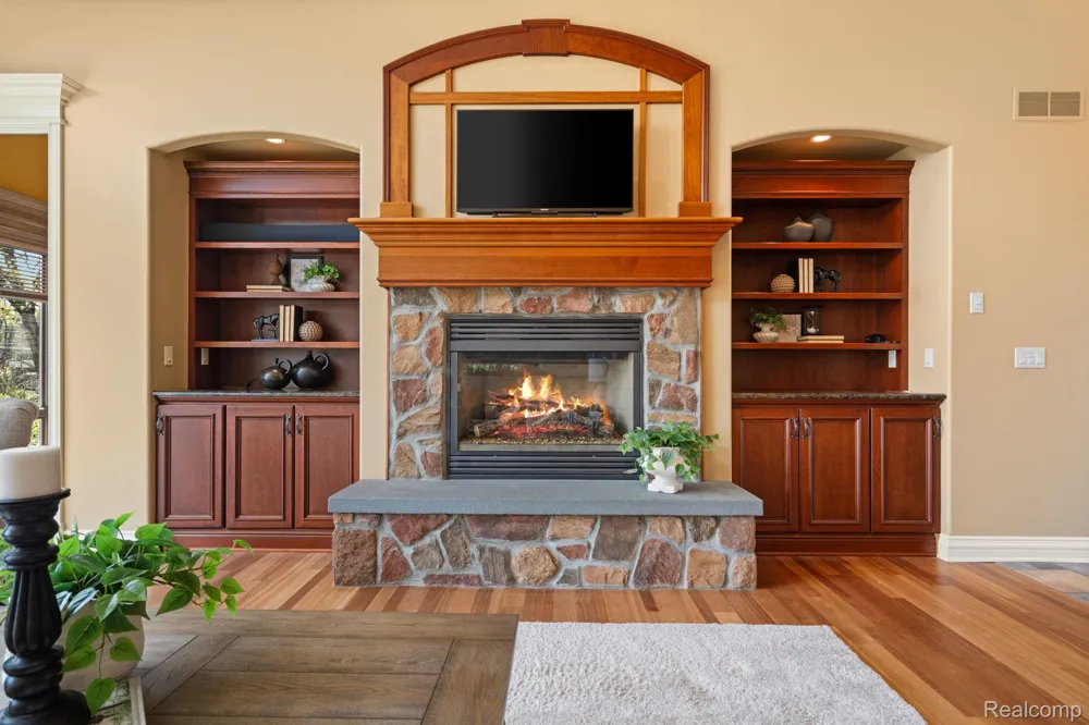 433 John R Milford Village, MI 48381