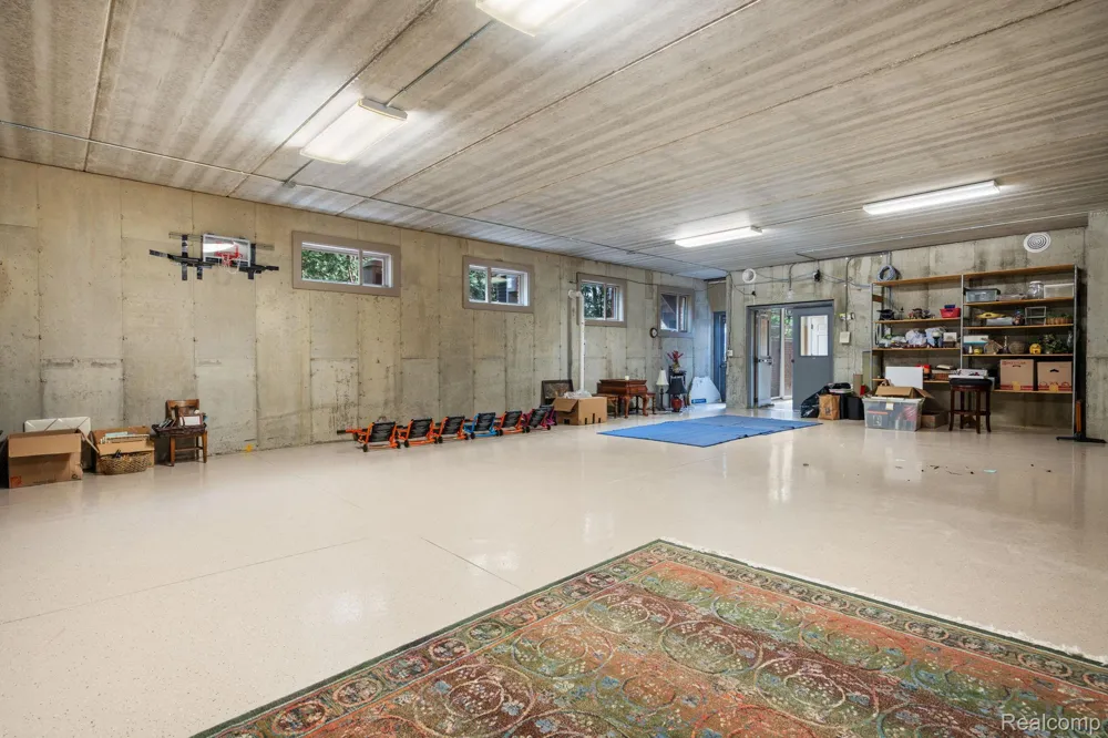 433 John R Milford Village, MI 48381