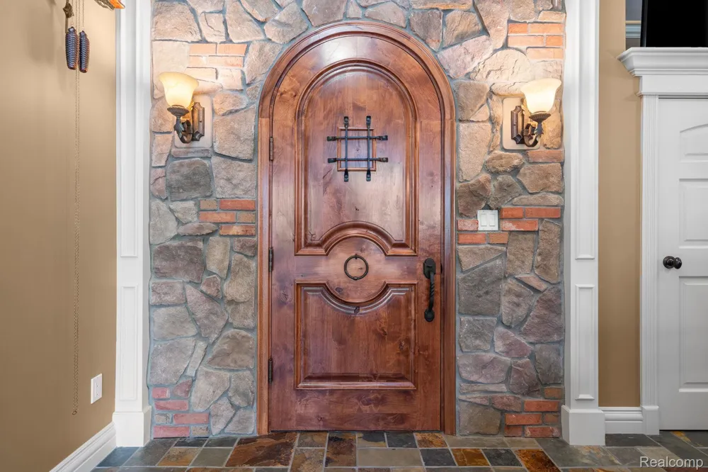 433 John R Milford Village, MI 48381