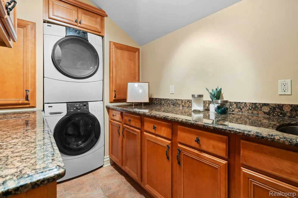 433 John R Milford Village, MI 48381