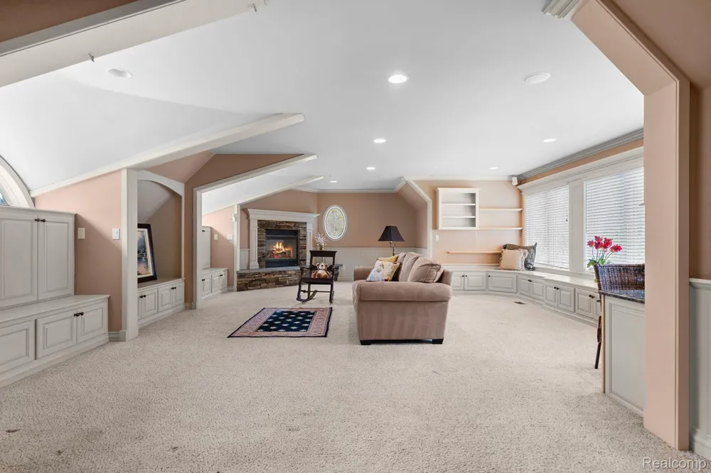 433 John R Milford Village, MI 48381