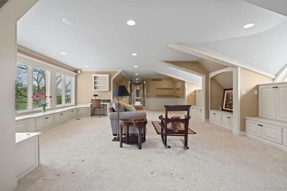433 John R Milford Village, MI 48381