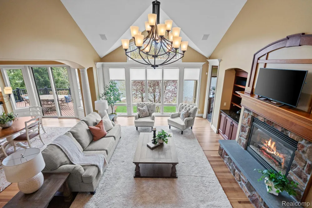 433 John R Milford Village, MI 48381