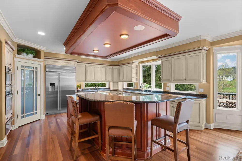 433 John R Milford Village, MI 48381