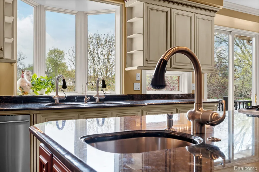 433 John R Milford Village, MI 48381