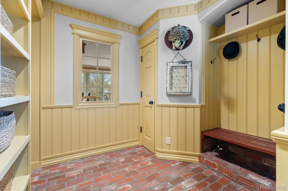 433 John R Milford Village, MI 48381
