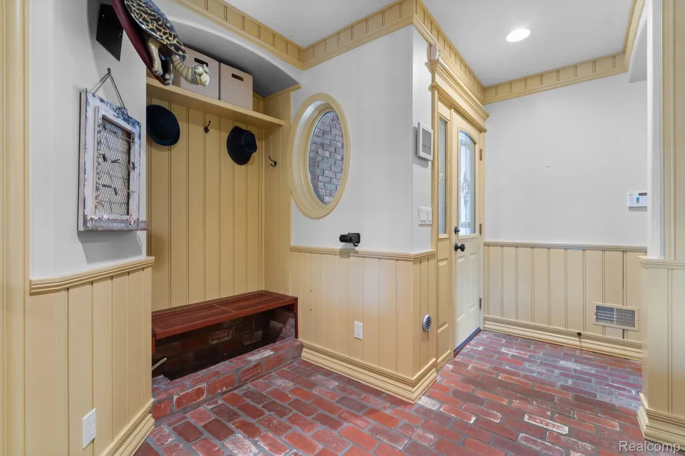 433 John R Milford Village, MI 48381