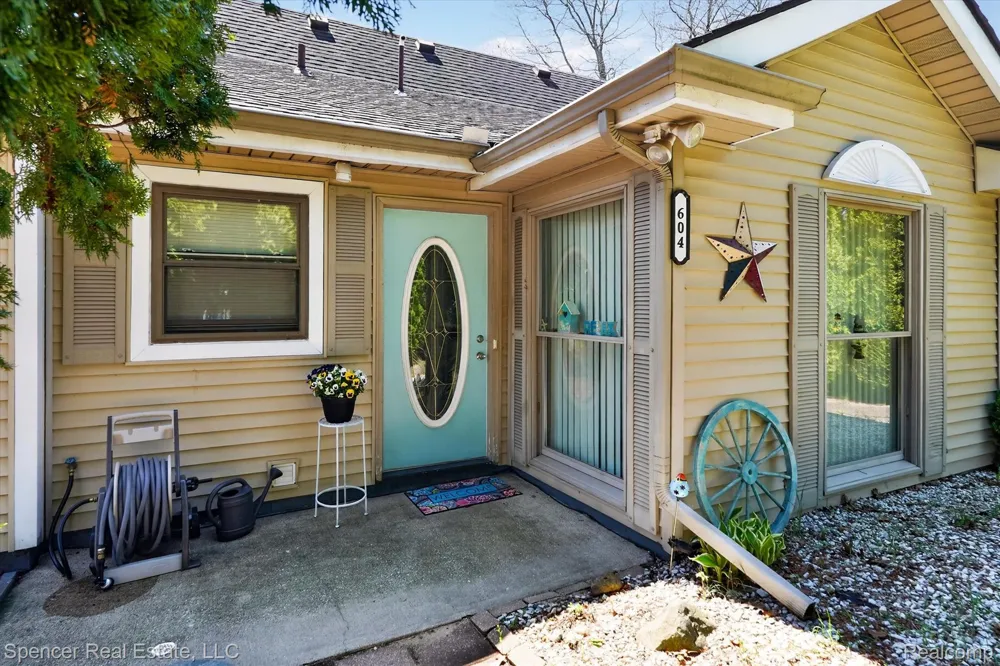 604 Gaffney Highland Charter Township, MI 48356