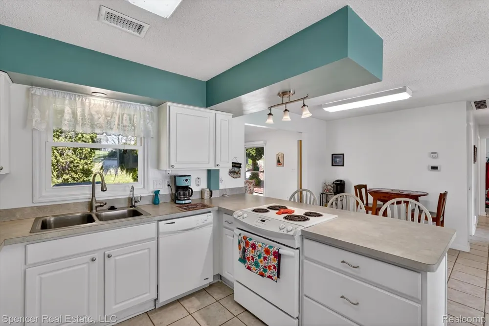 604 Gaffney Highland Charter Township, MI 48356
