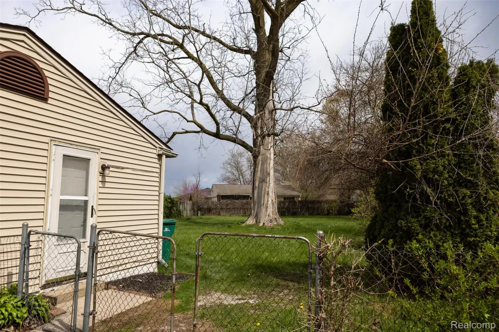 15167 Meadow Street Romulus City, MI 48174