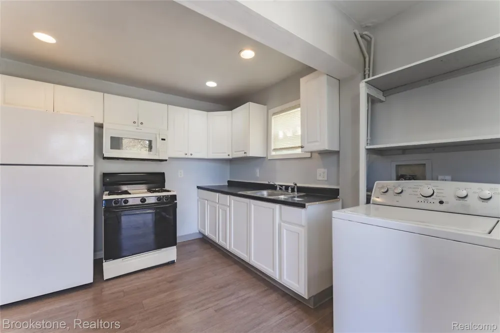 524 Luther Avenue Pontiac City, MI 48341