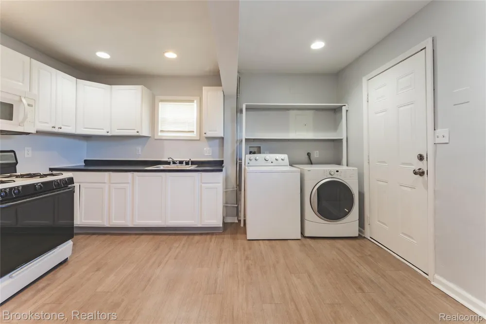 524 Luther Avenue Pontiac City, MI 48341