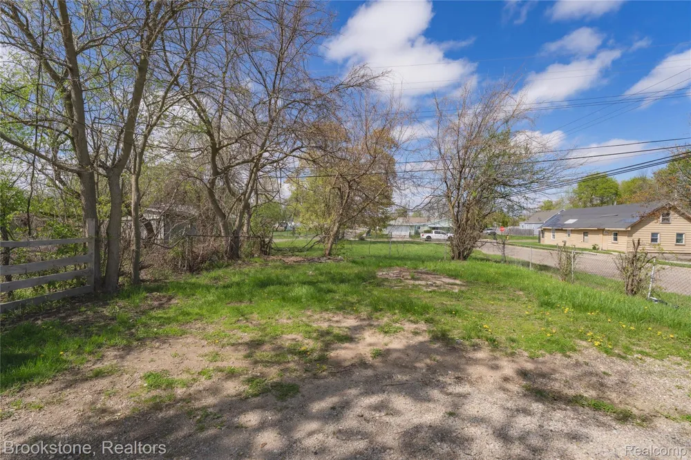 524 Luther Avenue Pontiac City, MI 48341