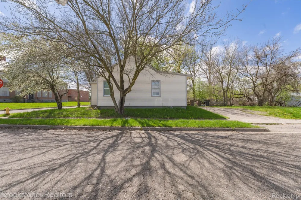 524 Luther Avenue Pontiac City, MI 48341