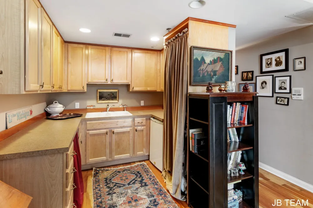 17 W 10th Street #220 Holland City, MI 49423
