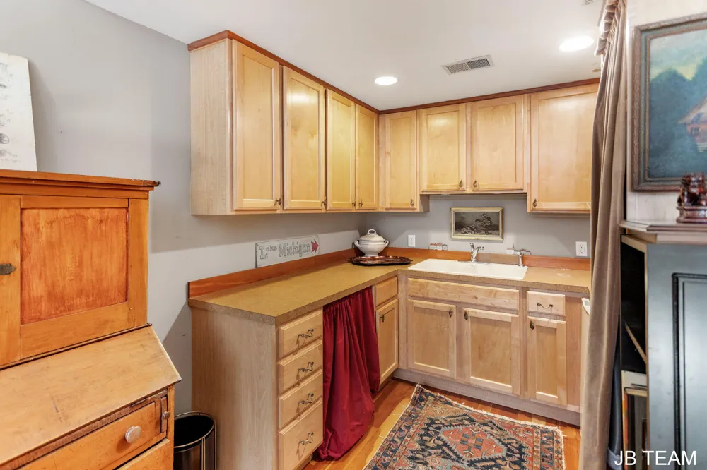 17 W 10th Street #220 Holland City, MI 49423