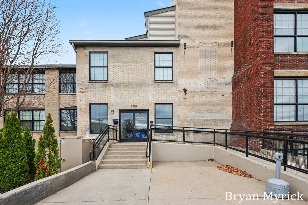 533 Columbia Avenue #107 Holland City, MI 49423